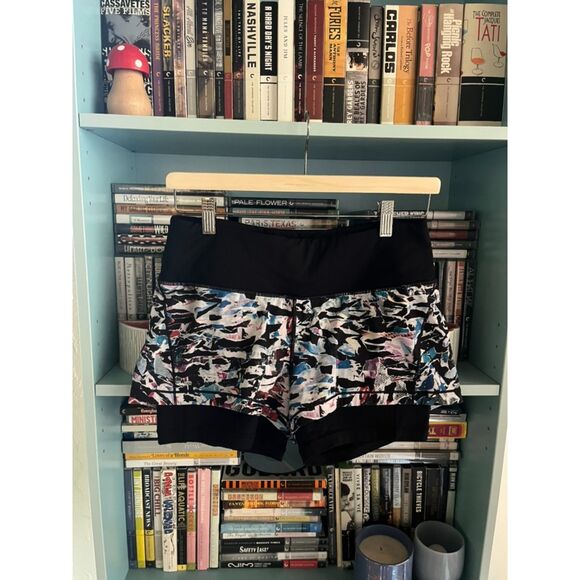Lululemon Break Free Short in Culture Clash Multi Black - Picture 1 of 4